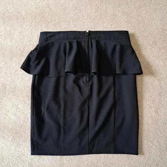 ❤️ Dynamite Black Skirt with Ruffle Size  Small - Picture 2 of 10